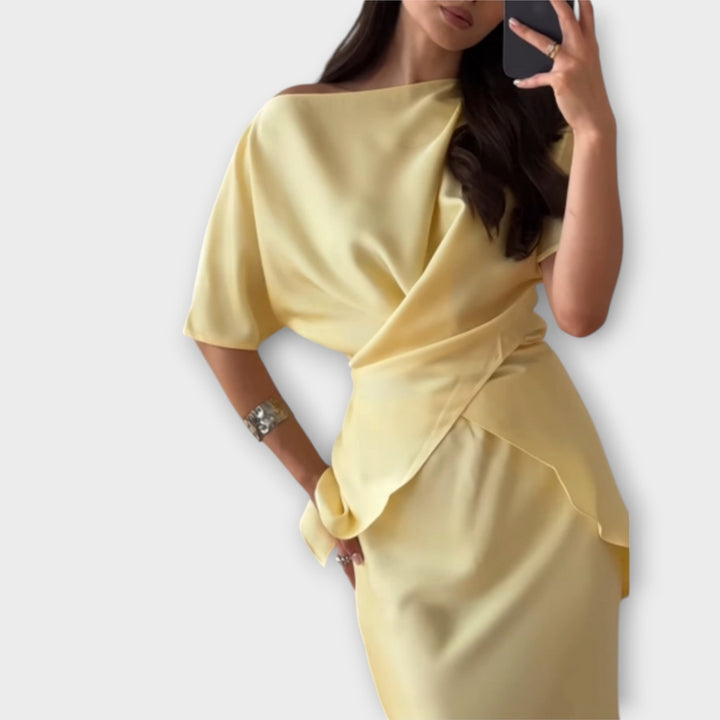 Finja - Topi ar kailām plecām un mezglu priekšā ar svārkiem