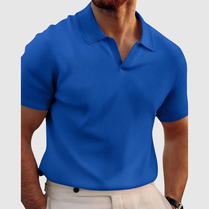Emils – Stilīga ribota polo ar modernu V-veida izgriezumu