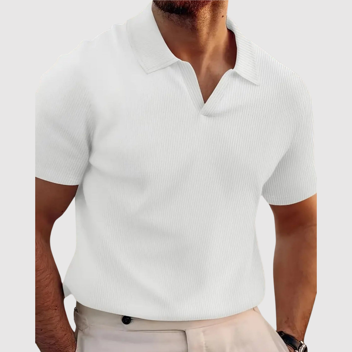 Emils – Stilīga ribota polo ar modernu V-veida izgriezumu