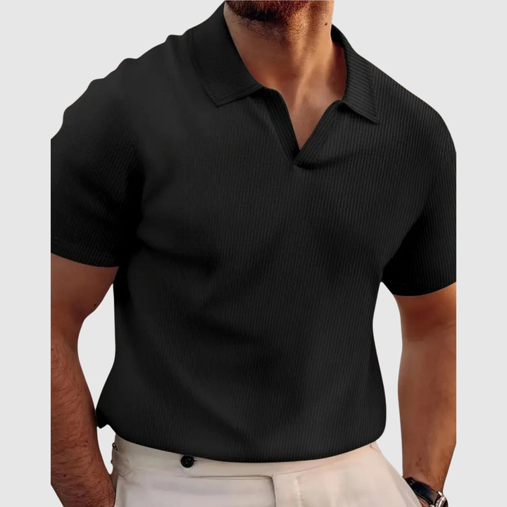 Emils – Stilīga ribota polo ar modernu V-veida izgriezumu