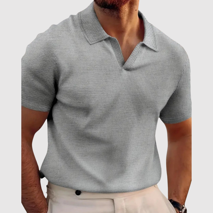 Emils – Stilīga ribota polo ar modernu V-veida izgriezumu