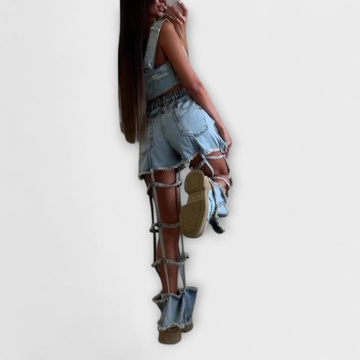 Gaia - Stilīgs gaiši zils džinsa kroptops ar detaļām uz siksnām un komplekts nolietotu šortu