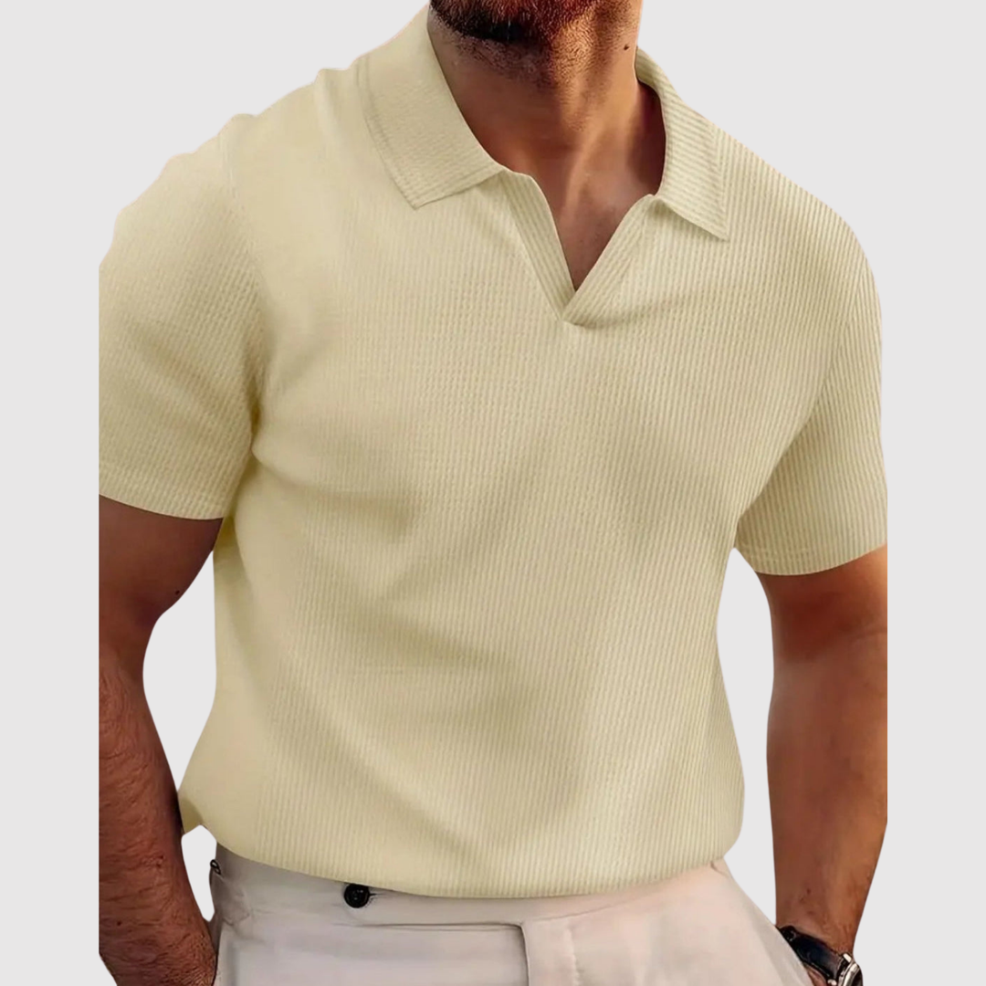 Emils – Stilīga ribota polo ar modernu V-veida izgriezumu
