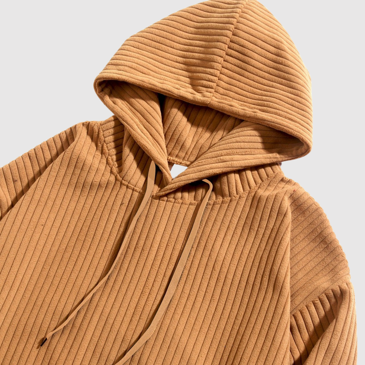 Klaus – Kapuce ar platām ribām