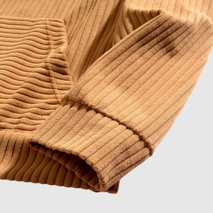 Klaus – Kapuce ar platām ribām