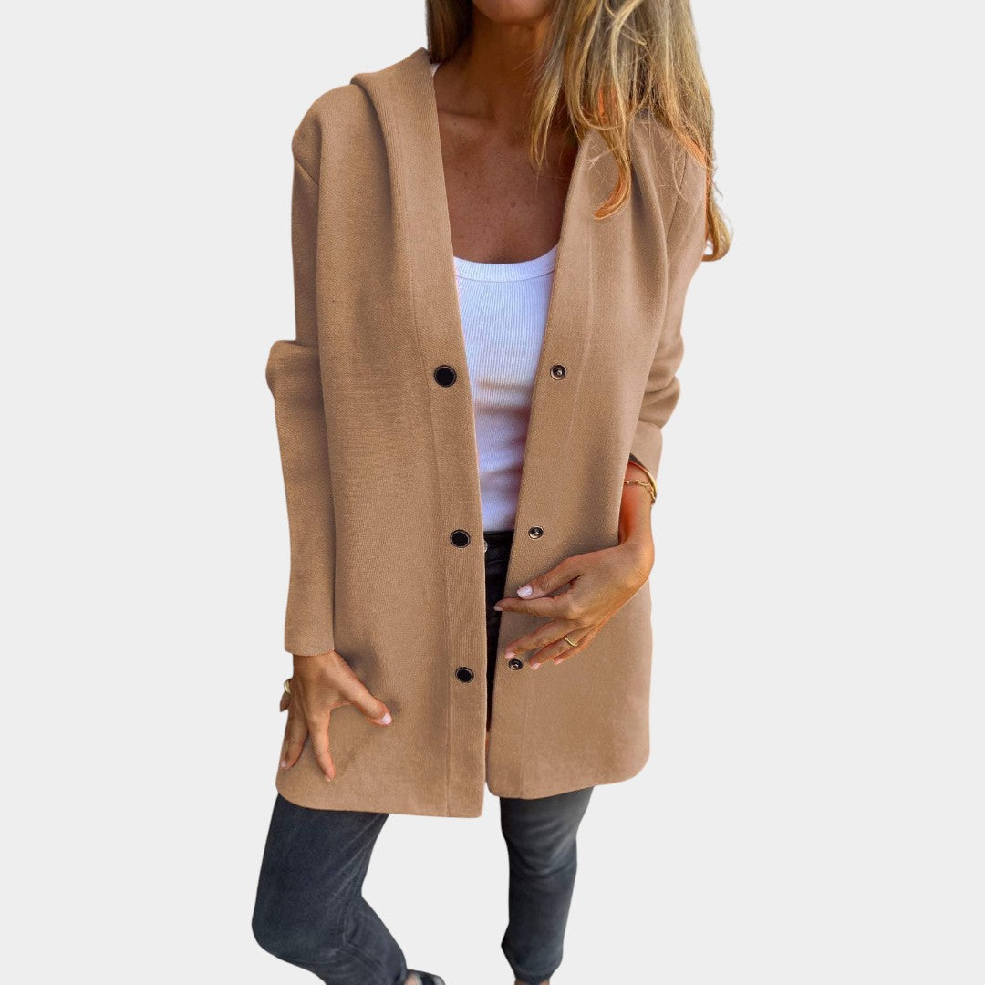 Karolīna - Patīkama pogu jaka