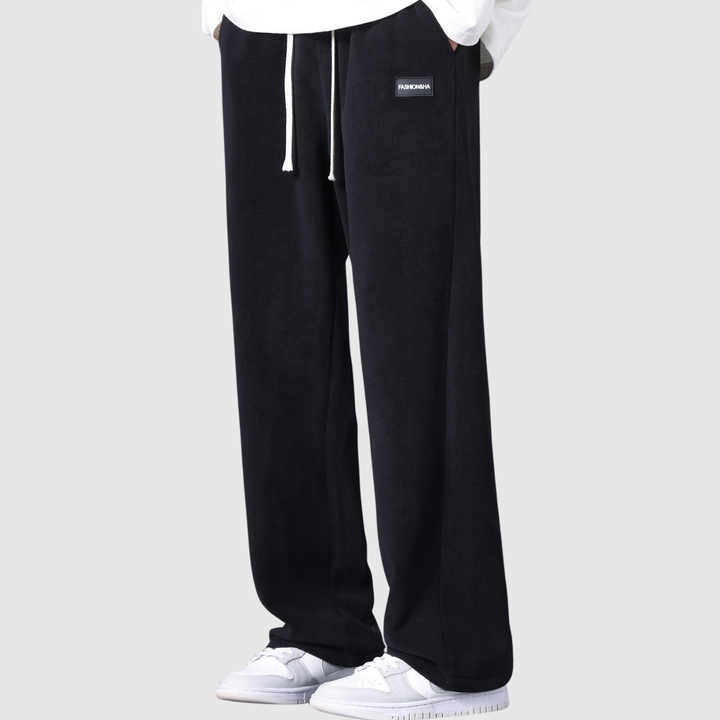 Mikkel – Joggeri ar taisnu piegriezumu un minimālistisku stilu