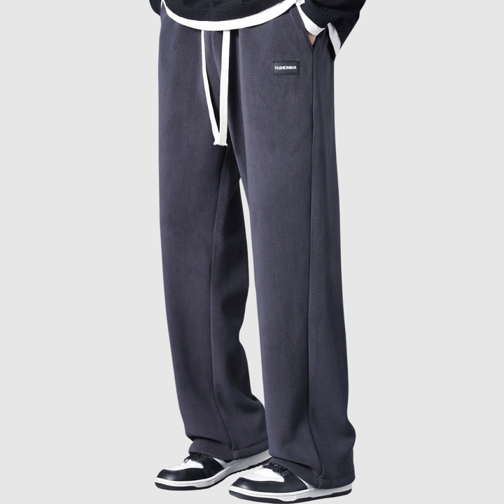 Mikkel – Joggeri ar taisnu piegriezumu un minimālistisku stilu