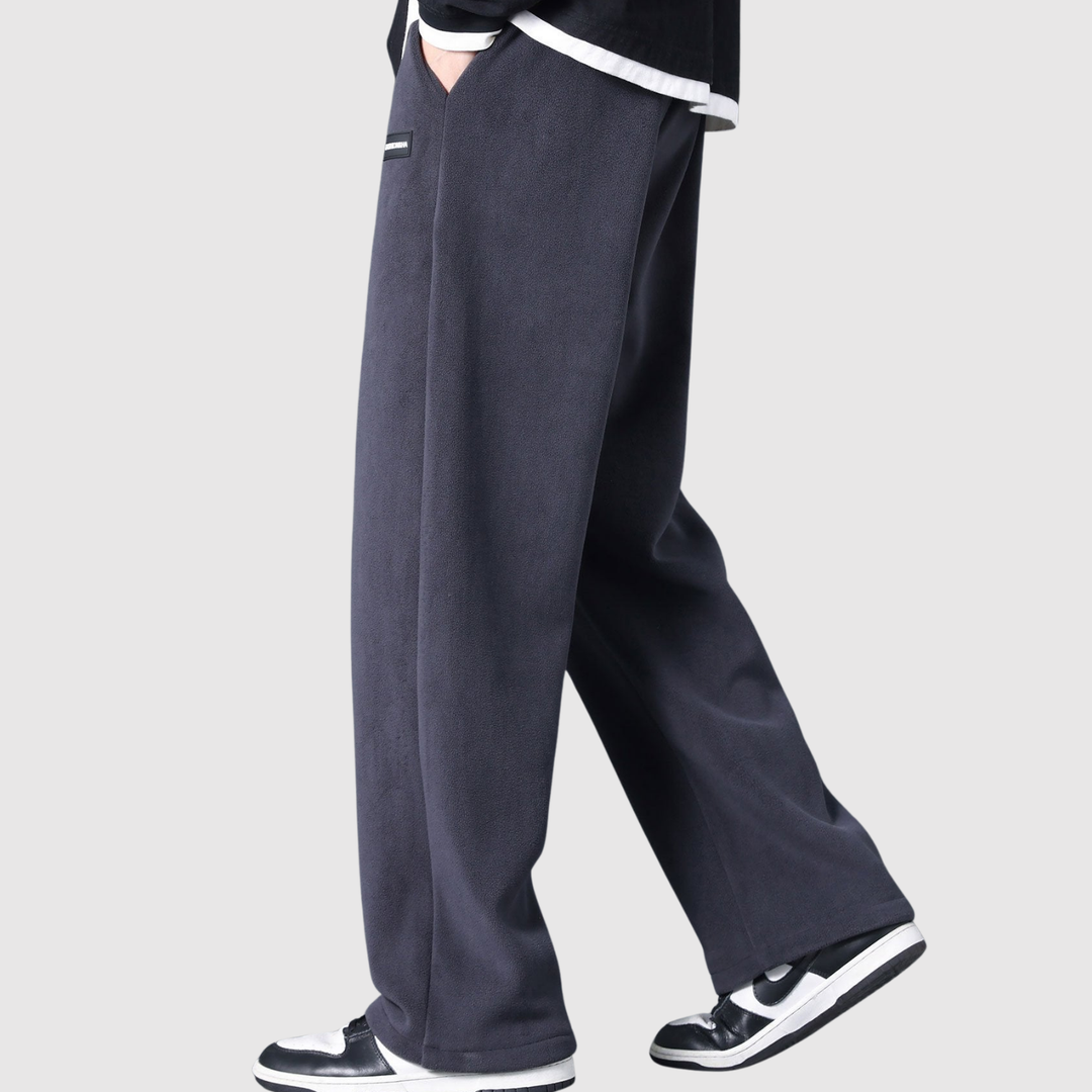 Mikkel – Joggeri ar taisnu piegriezumu un minimālistisku stilu