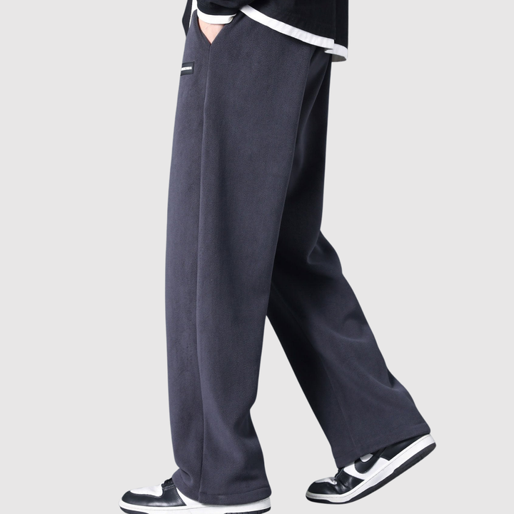 Mikkel – Joggeri ar taisnu piegriezumu un minimālistisku stilu