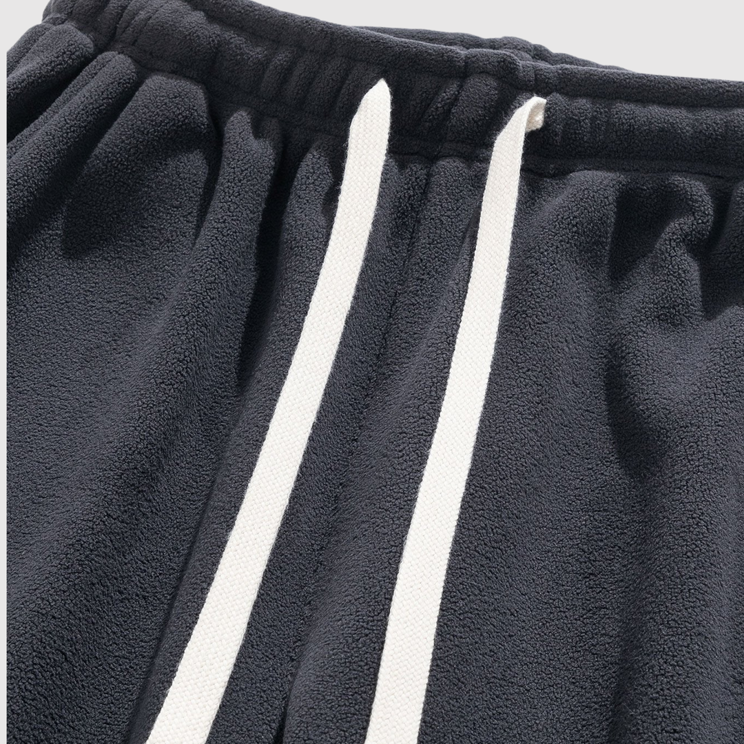 Mikkel – Joggeri ar taisnu piegriezumu un minimālistisku stilu