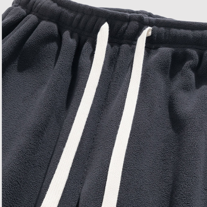 Mikkel – Joggeri ar taisnu piegriezumu un minimālistisku stilu