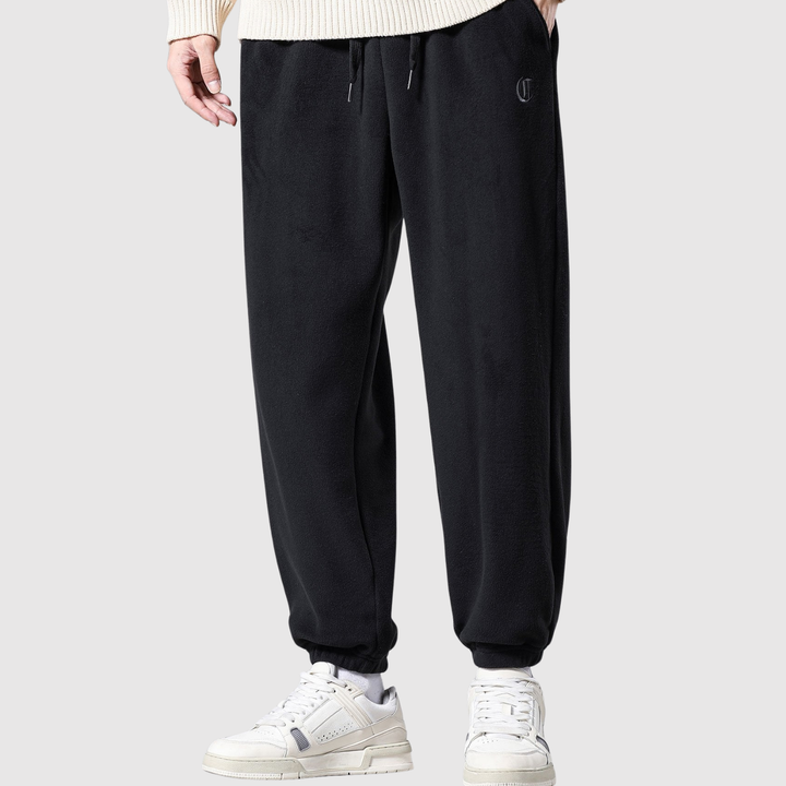 Mikkel – Minimalistiski joggeri ar logo