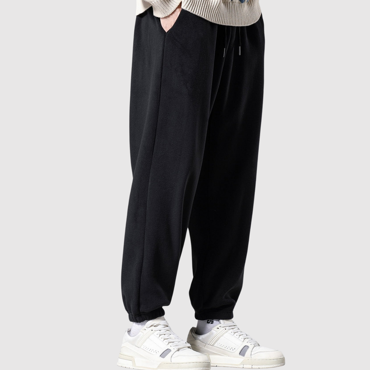 Mikkel – Minimalistiski joggeri ar logo