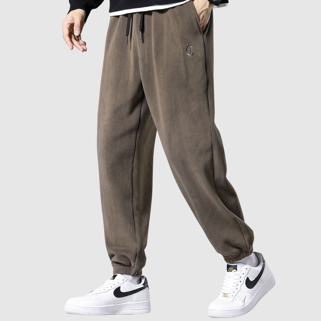 Mikkel – Minimalistiski joggeri ar logo