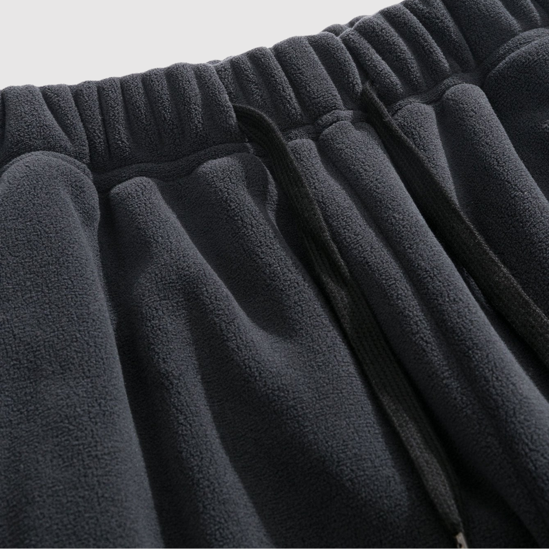 Mikkel – Minimalistiski joggeri ar logo