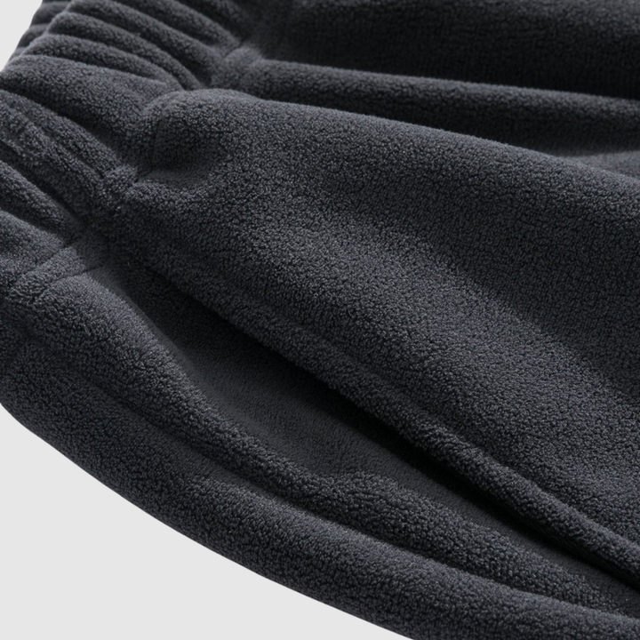 Mikkel – Minimalistiski joggeri ar logo