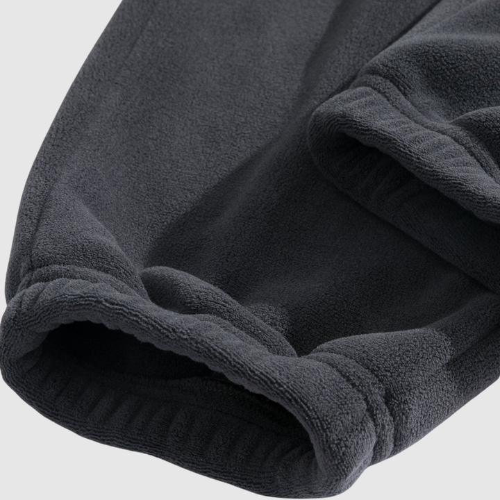 Mikkel – Minimalistiski joggeri ar logo