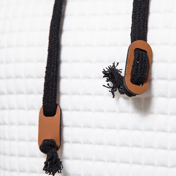 Klaus – Kapuce ar quiltētu struktūru un auklu