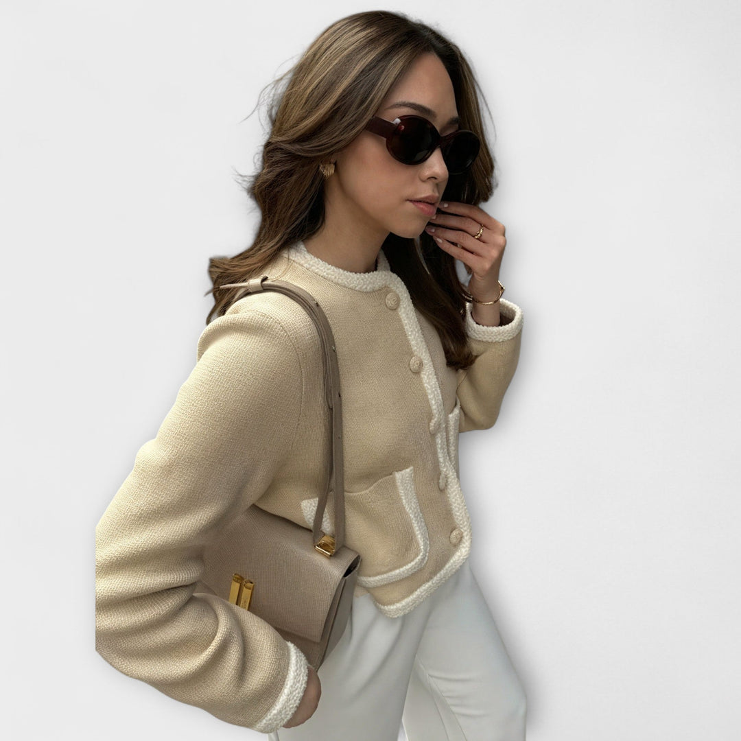 Klasiskā džemperis ar dekoratīvām kabatām