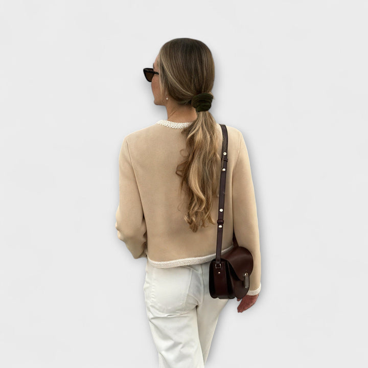 Klasiskā džemperis ar dekoratīvām kabatām