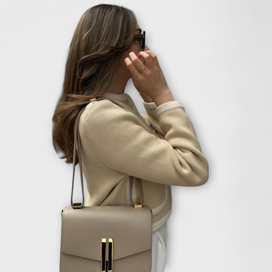 Klasiskā džemperis ar dekoratīvām kabatām