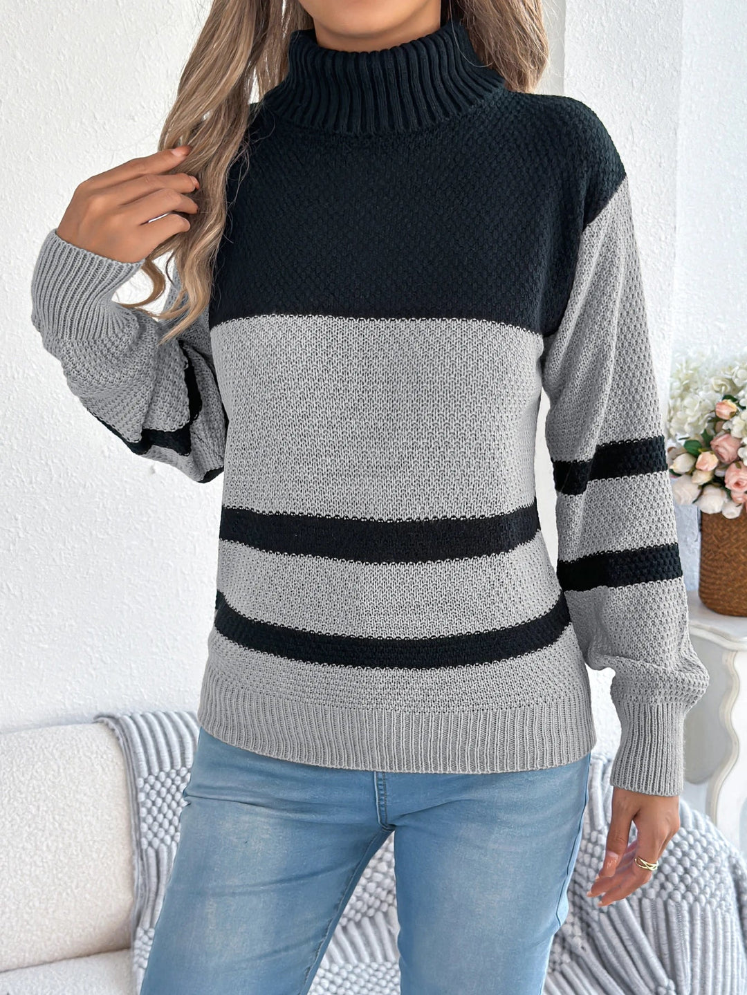 Svītrainā turtlenecka džemperis ar laternu piedurknēm