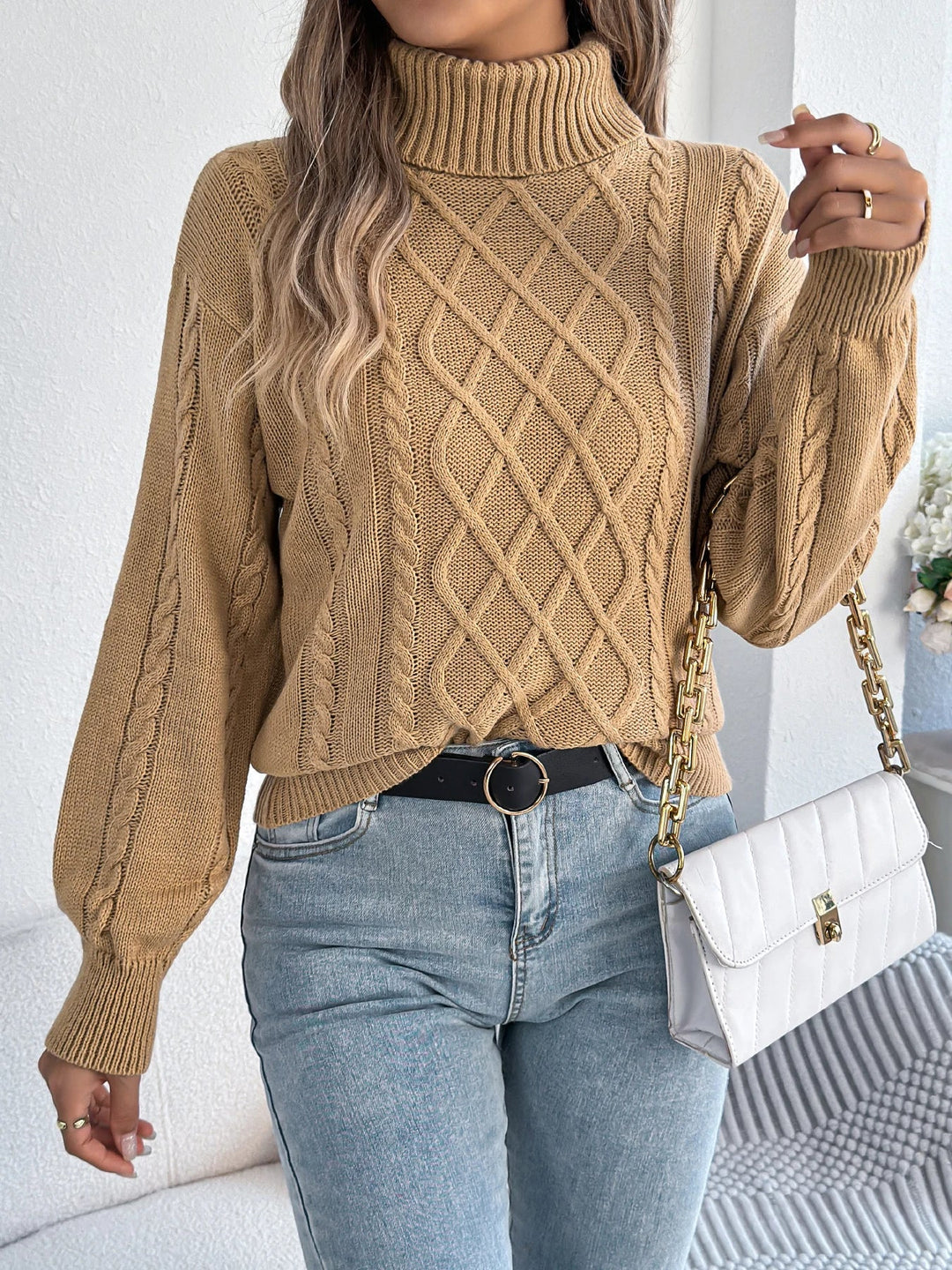 Vienkrāsains grieztas piedurknes džemperis