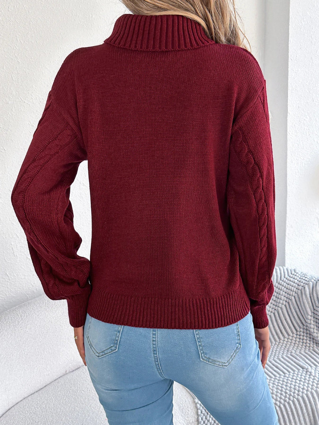 Vienkrāsains grieztas piedurknes džemperis