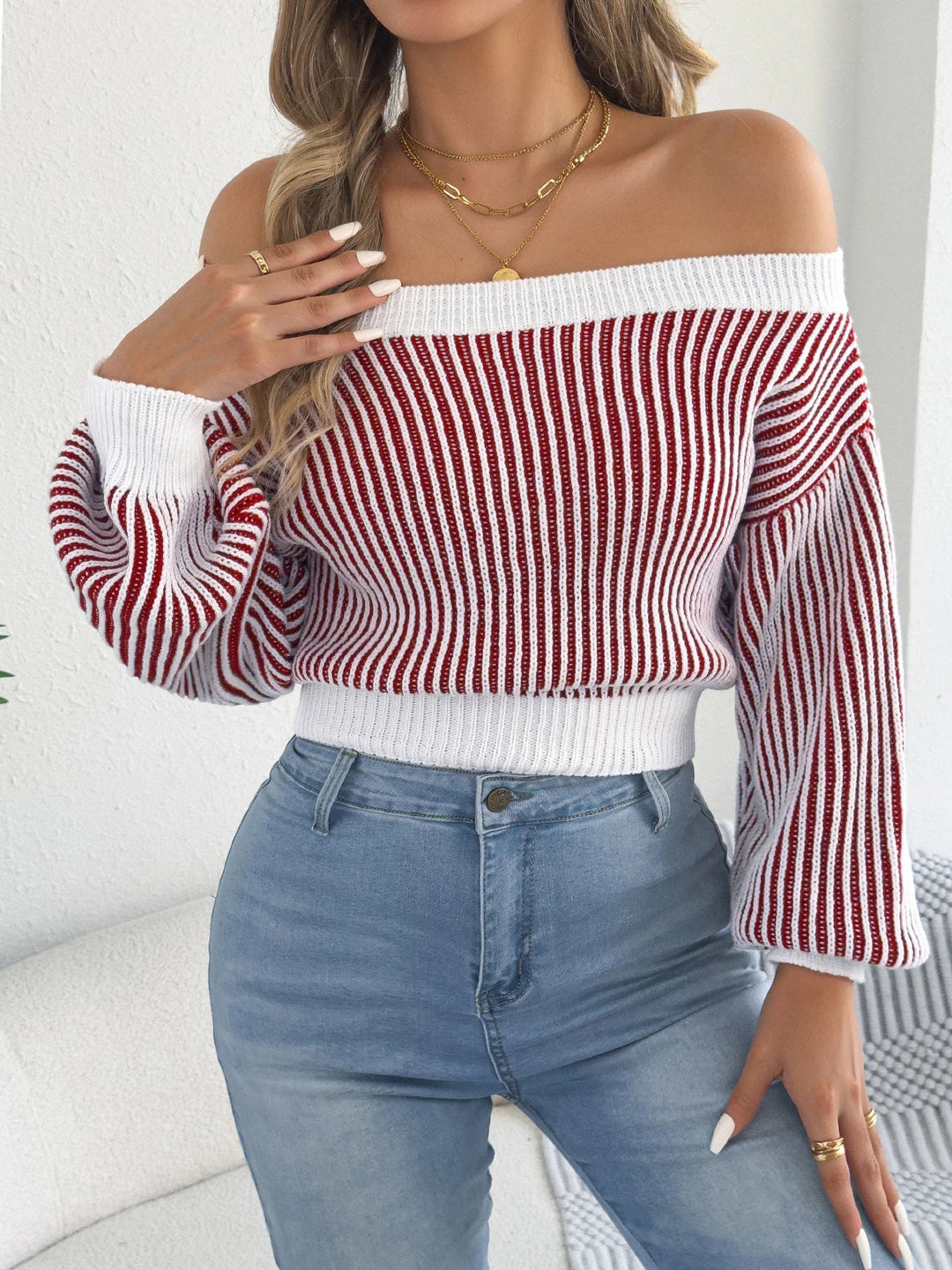 Plecu bez piedurknēm svītrainais adījuma džemperis