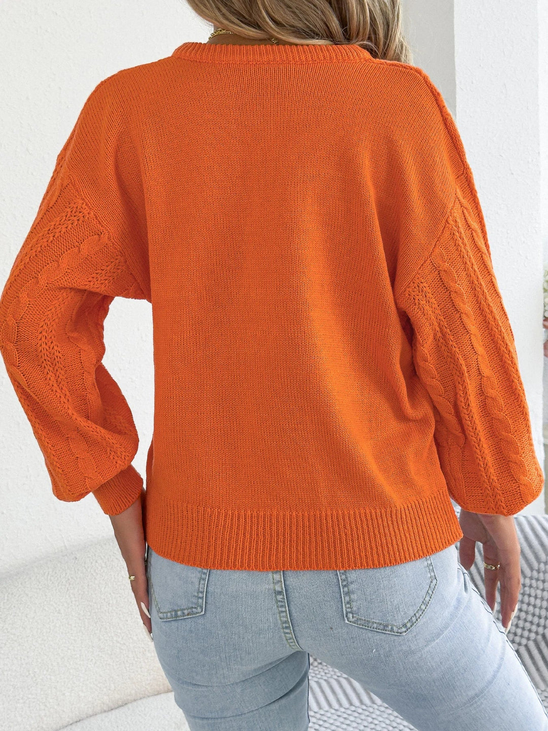 Metāla ķēdes V veida kakla griezuma džemperis