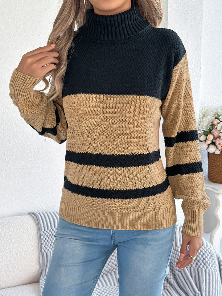 Svītrainā turtlenecka džemperis ar laternu piedurknēm