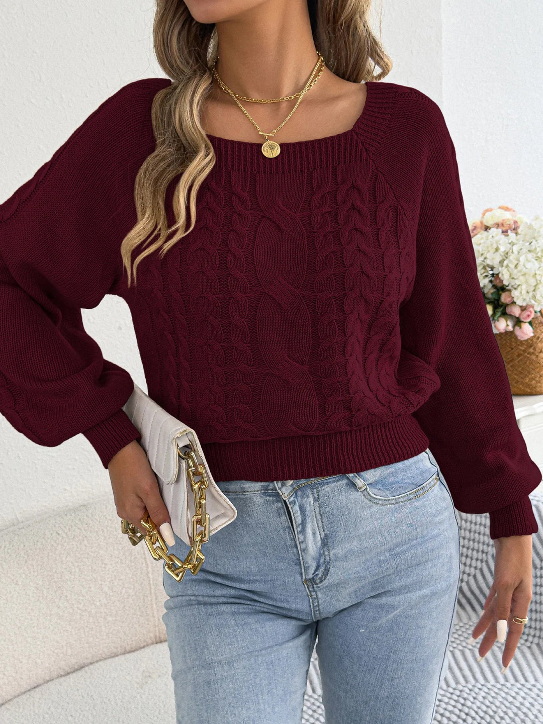 Kvadrātveida kakla adīta džemperis