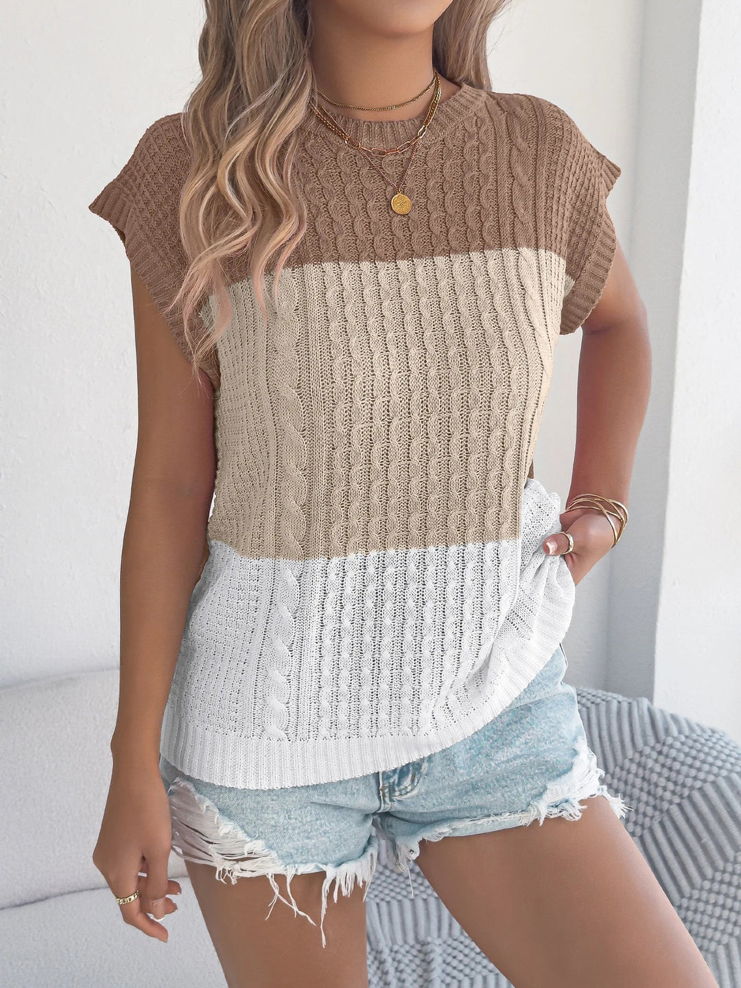 Vērptā svītrainā krāsu bloku bez piedurknēm džemperis