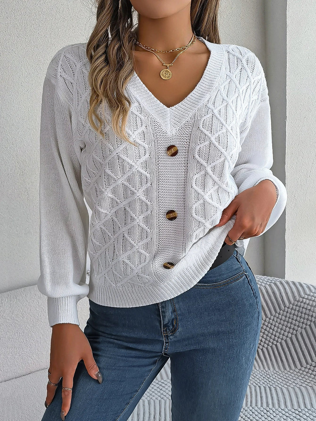 V veida kakla pogu griezuma adītais džemperis