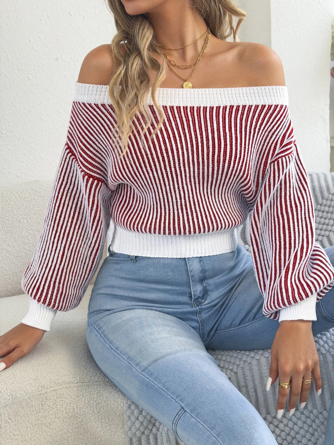 Plecu bez piedurknēm svītrainais adījuma džemperis