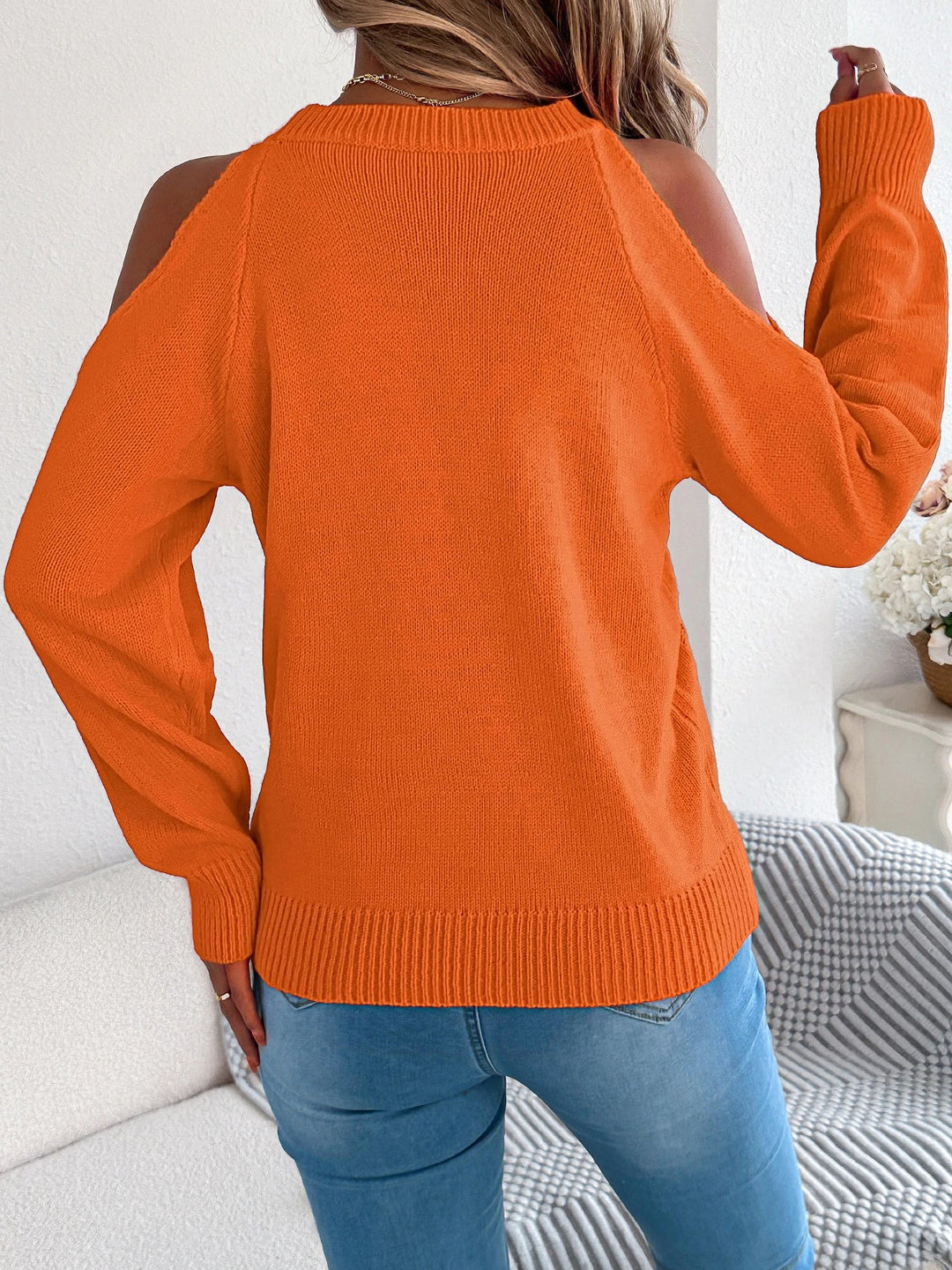 Plecu Apsējs Vērpjot Adītu Džemperi