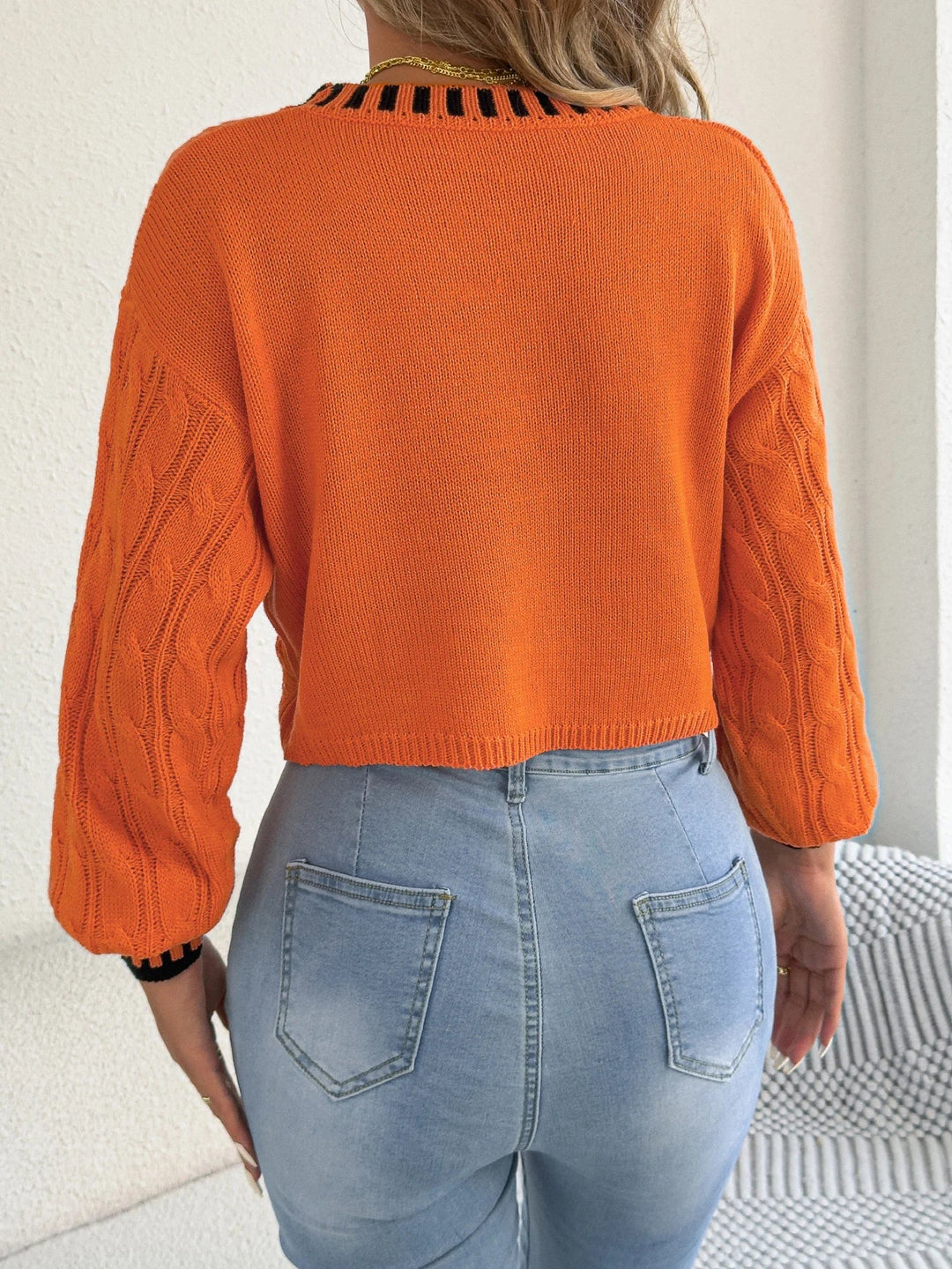 Izgriezts svītrainais pagriežamais džemperis