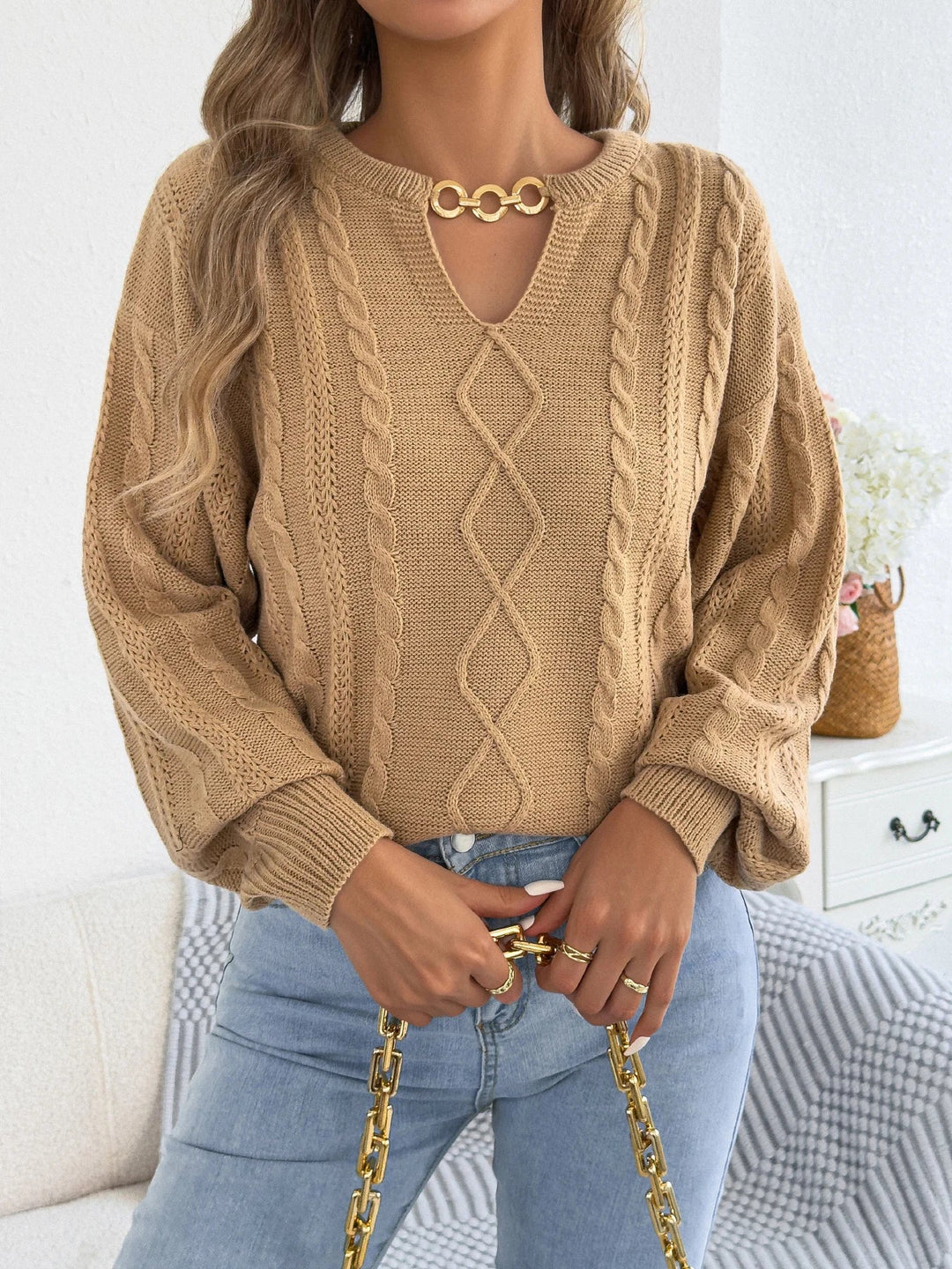 Metāla ķēdes V veida kakla griezuma džemperis