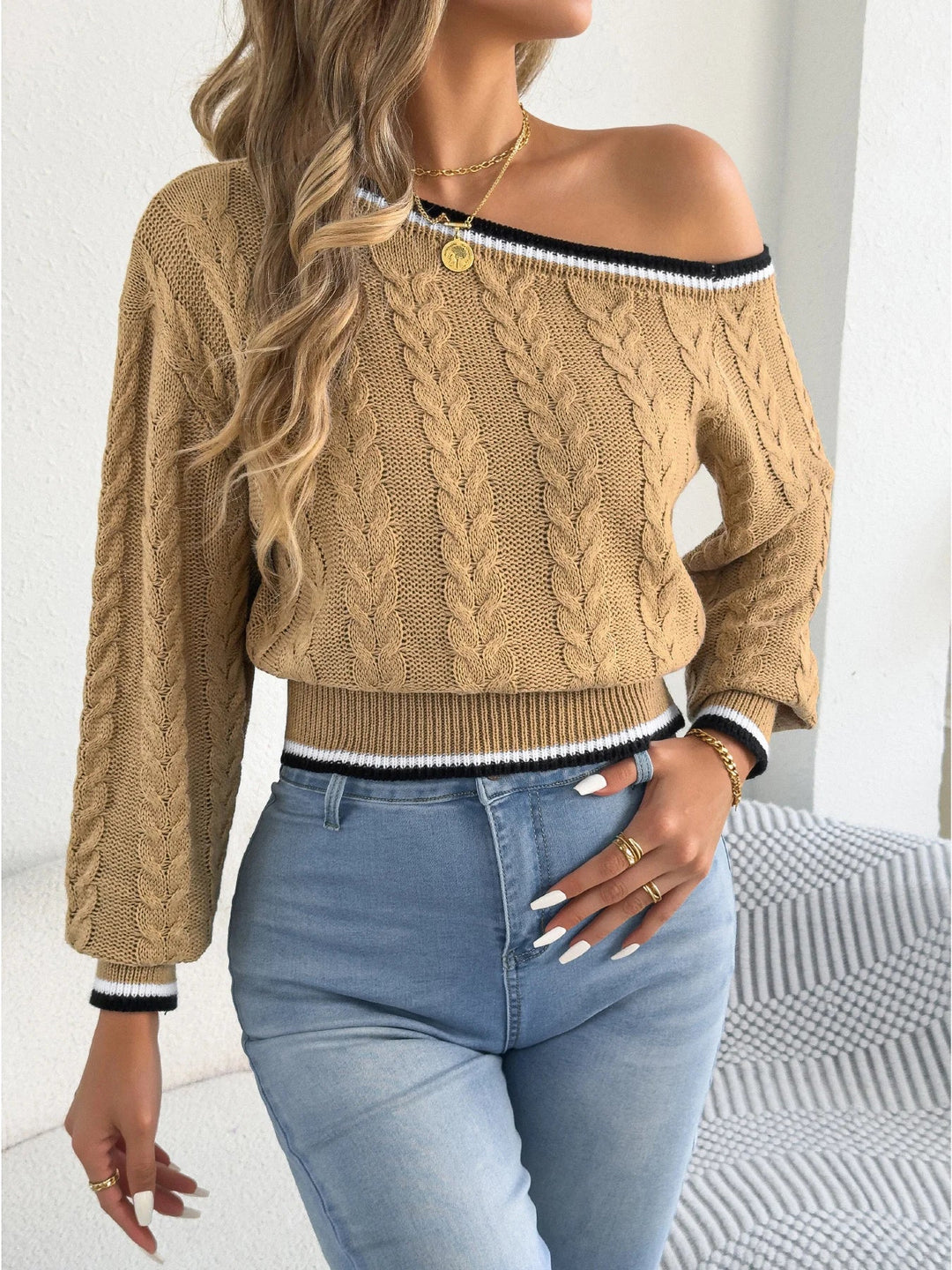 Plecu bezrāmju svītrainais vērpjot džemperis