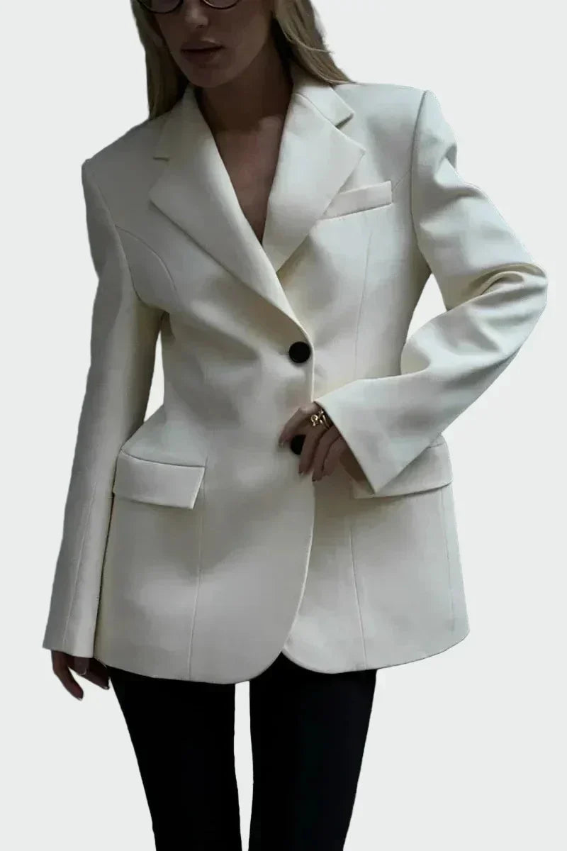 Nikol - Blazeris ar Iespaidīgu Griezumu un Pogām