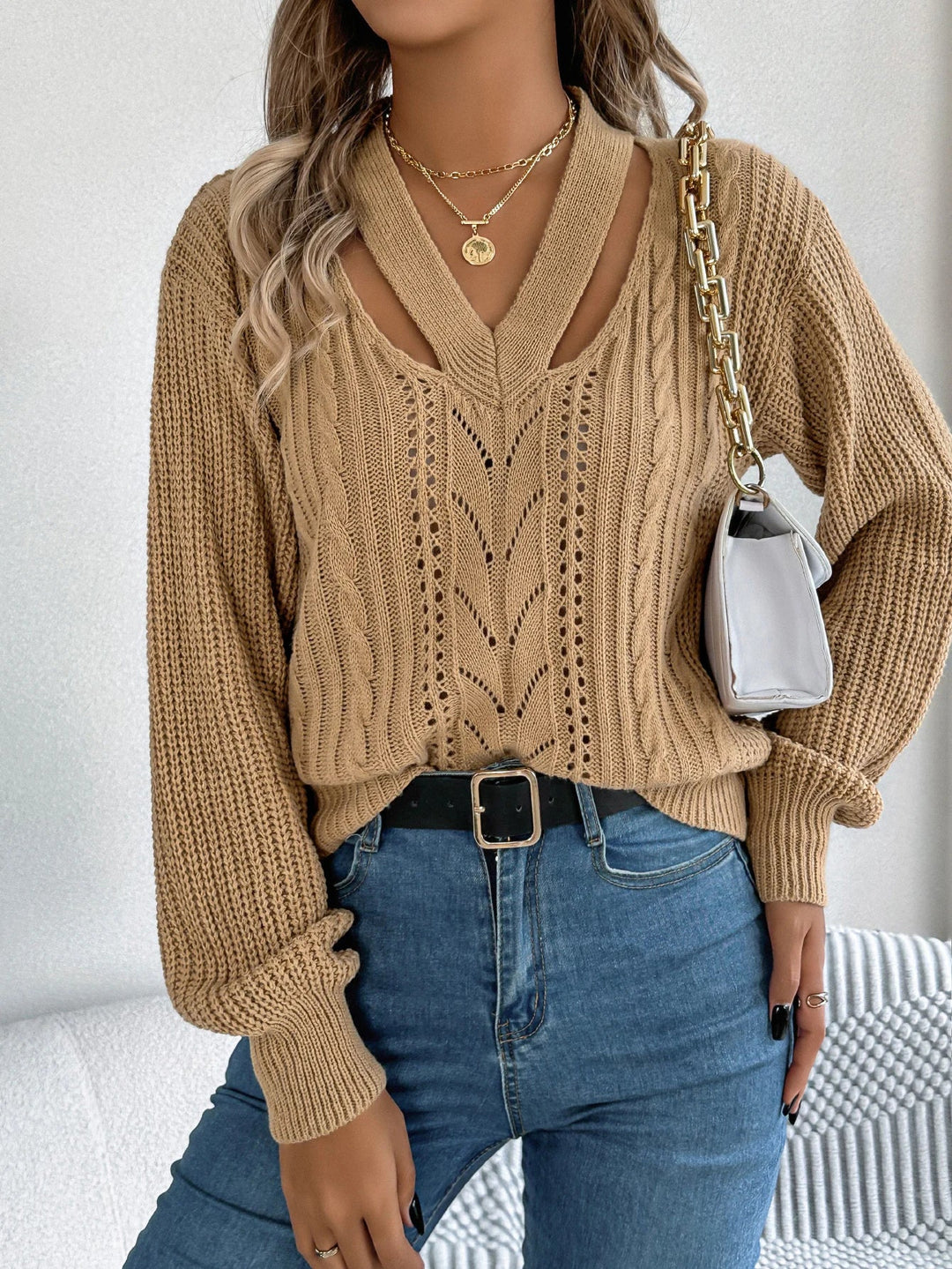 V veida izgriezuma adīta džemperis