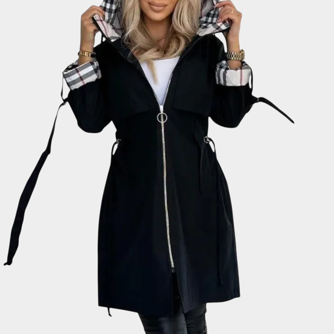 Emīlija – Stilīgs trenčs ar kapuci un greznām detaļām