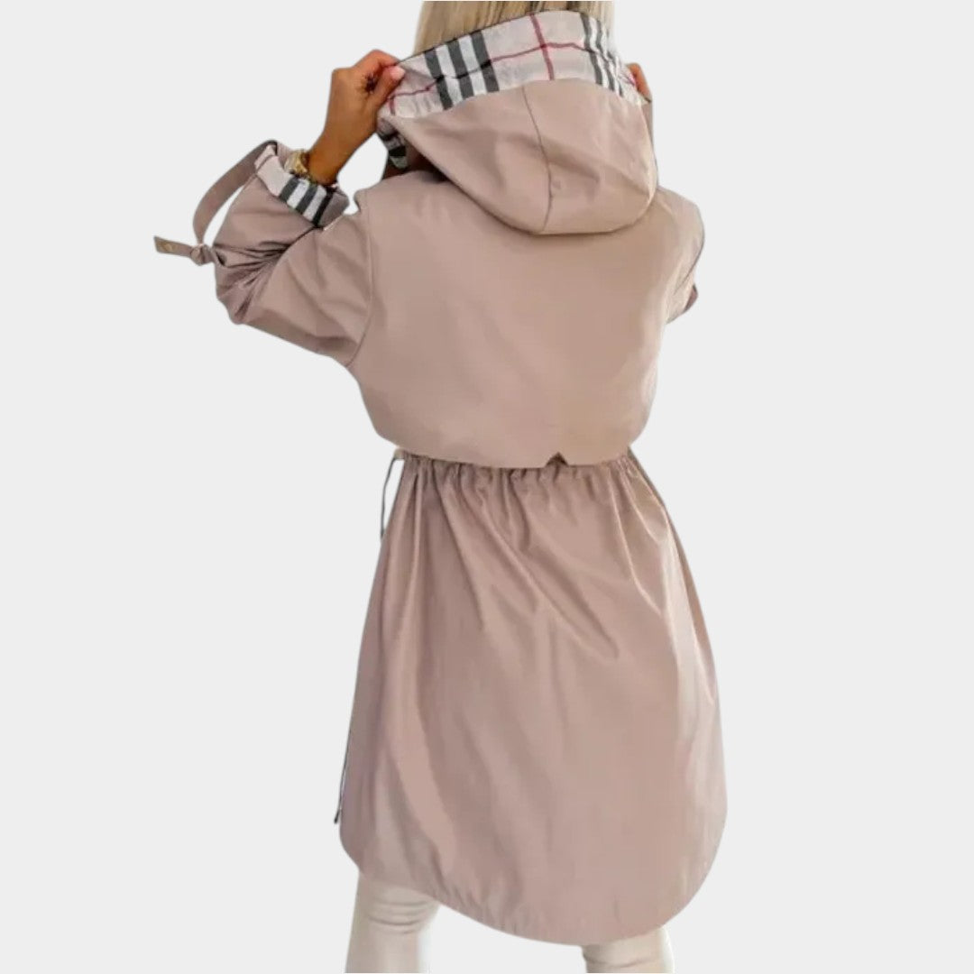 Emīlija – Stilīgs trenčs ar kapuci un greznām detaļām