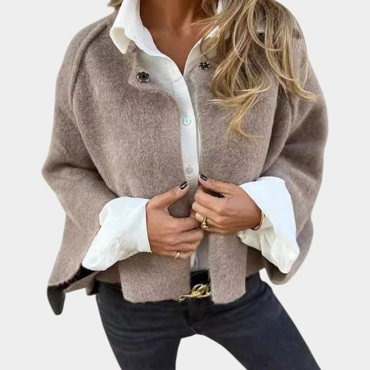 Liene – Īss vaļīgs kardigāns ar brīvām piedurknēm