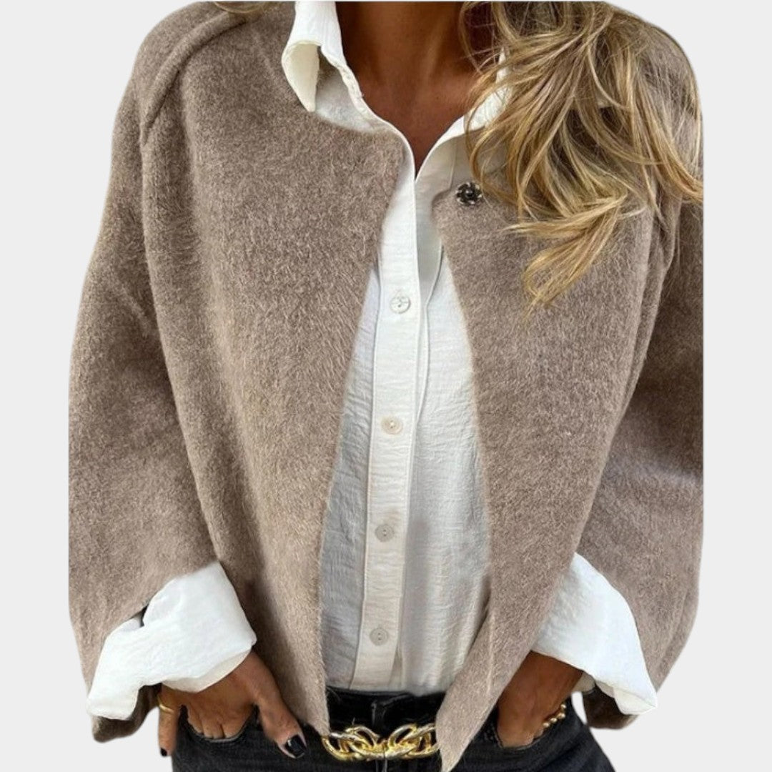 Liene – Īss vaļīgs kardigāns ar brīvām piedurknēm